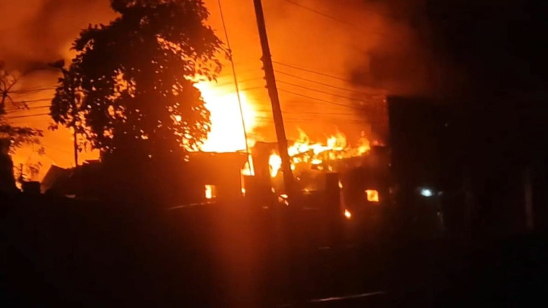 আগুনে পুড়লো ২০টি টিনশেড ঘর