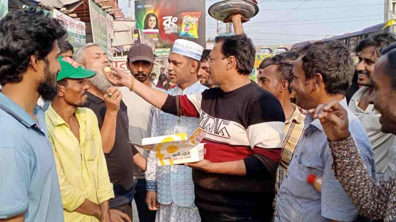 জেলা বিএনপির কমিটি বিলুপ্ত ঘোষণায় মিষ্টি বিতরণ