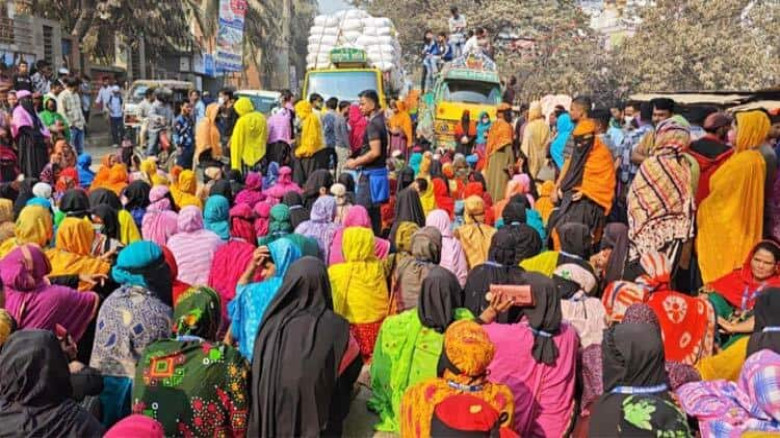 ফতুল্লায় সড়ক অবরোধ করে ফারিহা গ্রুপের শ্রমিকদের বিক্ষোভ