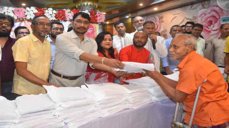 পূজা মণ্ডপে আর্থিক সহায়তা ও শাড়ি-লুঙ্গি বিতরণে দিদার খন্দকার