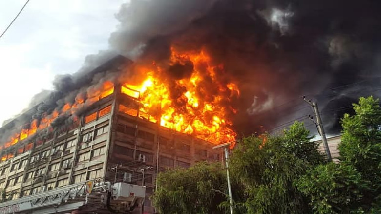 চট্টগ্রামের ইপিজেডে এখনো জ্বলছে আগুন, নিয়ন্ত্রেণে তিন বাহিনী