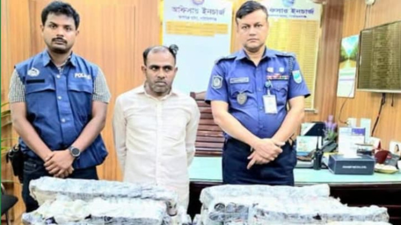 রূপগঞ্জে ১১০৭ বোতল এসকাফ সিরাপসহ মাদক ব্যবসায়ী গ্রেপ্তার