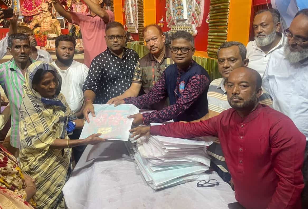 রোটারী ক্লাব অফ রিভার সিটির উদ্যোগে বস্ত্র বিতরণে দিদার খন্দকার